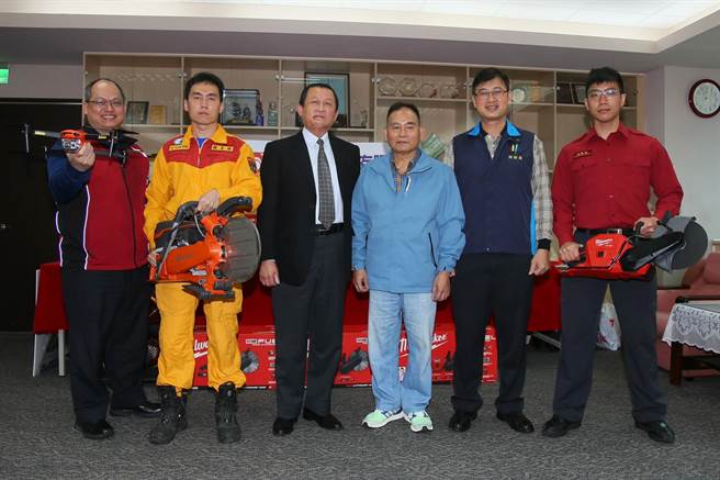 晨达企业股份有限公司捐赠一批救灾器材，由消防局长莫怀祖代表接受捐赠。（翻摄照片／林郁平台北传真）