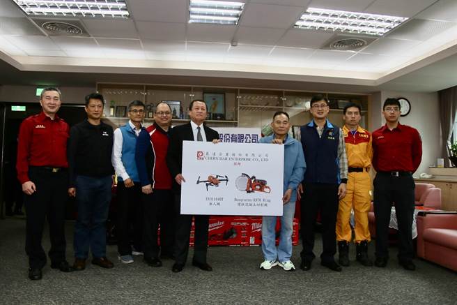 晨达企业股份有限公司捐赠一批救灾器材，由消防局长莫怀祖代表接受捐赠。（翻摄照片／林郁平台北传真）