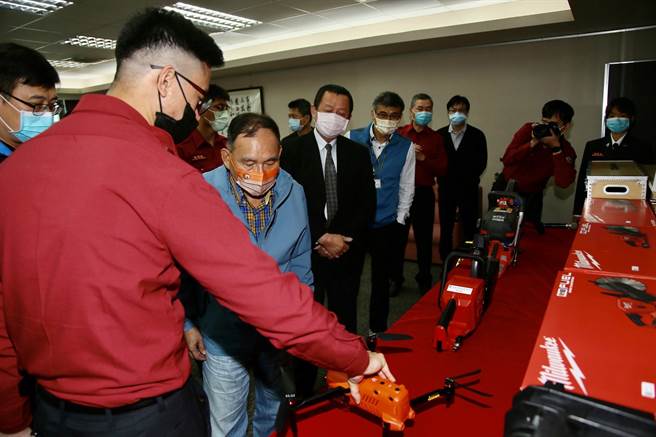 晨达企业股份有限公司捐赠一批救灾器材，由消防局长莫怀祖代表接受捐赠。（翻摄照片／林郁平台北传真）