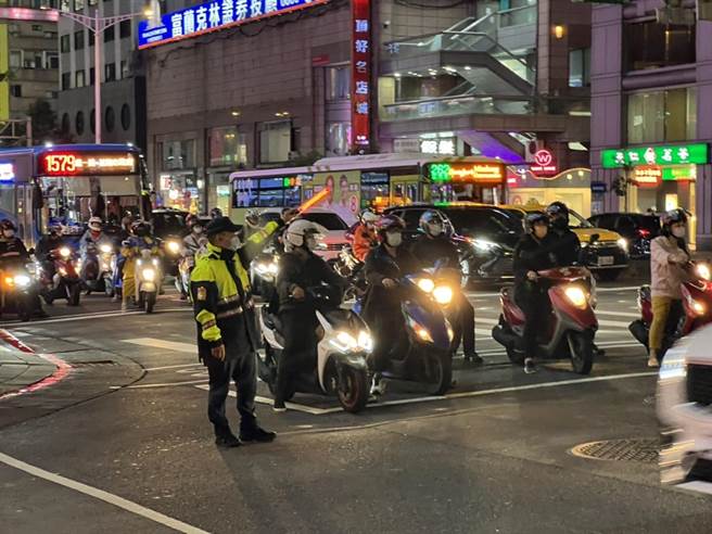 大安分局在连假前一天提前上岗疏导交通。（翻摄照片／林郁平台北传真）