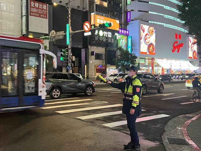 大安分局在连假前一天提前上岗疏导交通。（翻摄照片／林郁平台北传真）
