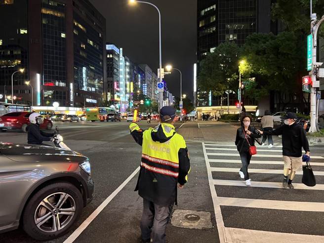 大安分局在连假前一天提前上岗疏导交通。（翻摄照片／林郁平台北传真）