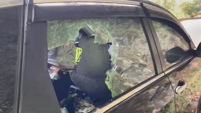 台7甲線5.8公里處今天下午邊坡掉下一塊落石，砸中1輛經過的車輛，造成1名女子受傷。（翻攝照片／李忠一宜蘭傳真）