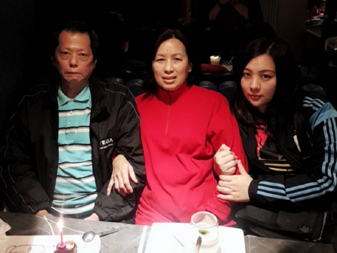 
江玮龄(右一)打破「女生不生不适合当业务」迷思，不仅入行3年买房，35岁时再买入第2间房，让父母能从公寓搬进电梯大楼。（图/永庆房屋提供）

