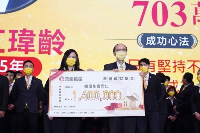 
江玮龄(图左)去年领得140万「幸福成家基金」，「薪」情靠自己掌握。（图/永庆房屋提供）

