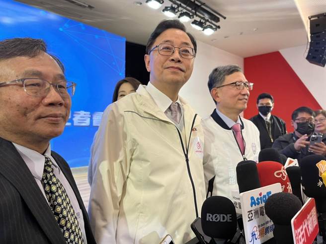 行政院会昨拍板通过「中央促进公共运输使用方案」，桃园市长张善政昨受访时直呼高兴。（陈梦茹摄）