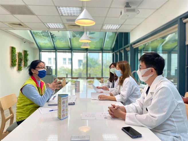 3位不分科住院医师参加毒防局办理的「施用第三、四级毒品危害讲习课程」。（翻摄照片／高雄洪靖宜传真）