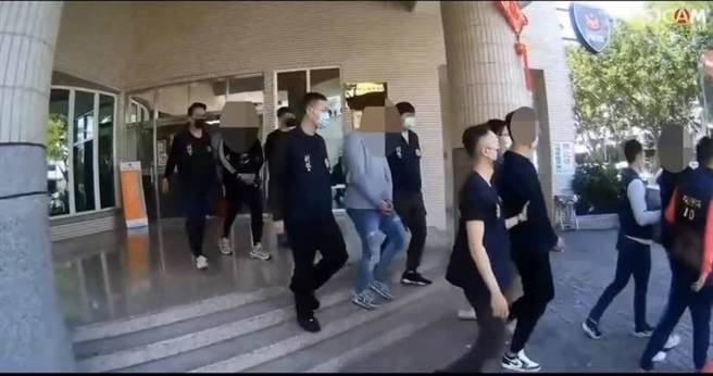 中市警二分局与清水分局等单位日前共组专案小组查缉以38岁张姓男子为首的暴力讨债集团，经2个月追查，于北屯区1栋民宅缉获包含首要跟成员共5人。（中市警二分局提供／潘虹恩台中传真）