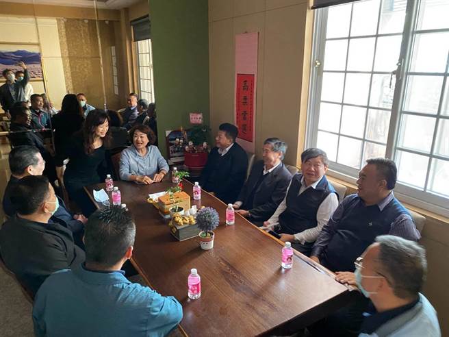 台中市政府警察局局长李文章24日上午亲自拜访太平区4位市议员及地方重要仕绅，听取地方的意见及对警政之建言。（太平警分局提供／潘虹恩台中传真）