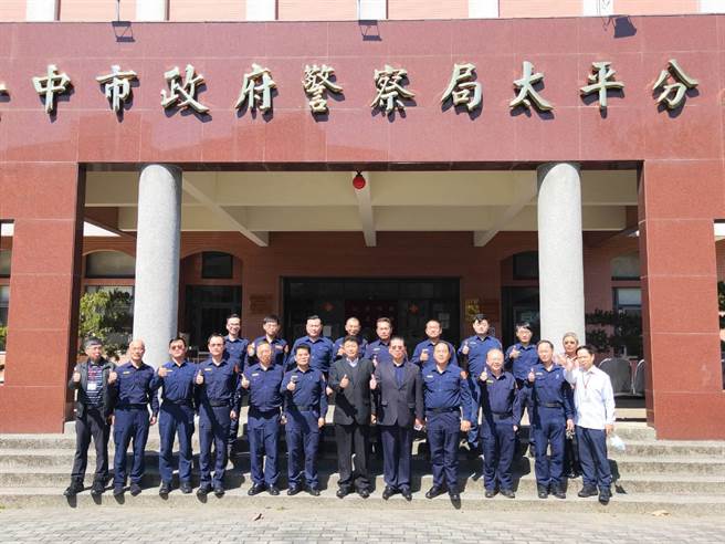 台中市政府警察局局长李文章24日上午至太平警分局，肯定太平警分局在治安上的用心，期勉持续精进，全力为台中治安打拚。（太平警分局提供／潘虹恩台中传真）