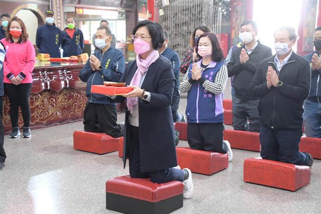 彰化县政府举办海牛文化节，24日在芳苑乡普天宫掷筊，县长王惠美掷出6个圣筊，择定在5月28日登场。（吴敏菁摄）