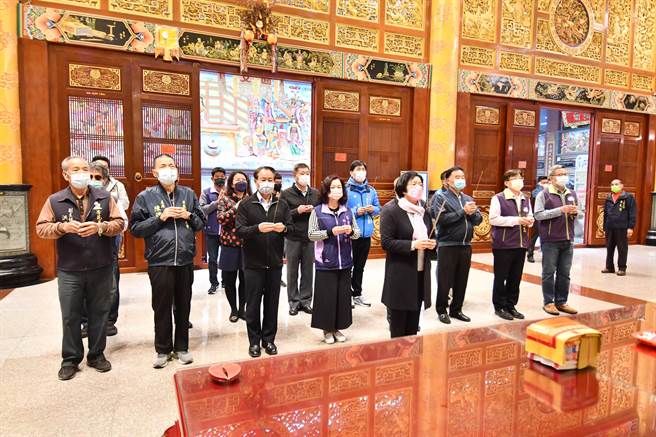 彰化县政府举办海牛文化节，24日在芳苑乡普天宫掷筊，县长王惠美掷出6个圣筊，择定在5月28日登场。（吴敏菁摄）