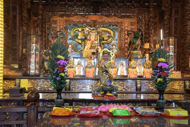 彰化县政府举办海牛文化节，24日在芳苑乡普天宫掷筊，县长王惠美掷出6个圣筊，择定在5月28日登场。（吴敏菁摄）