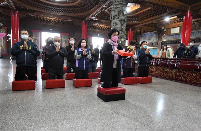 彰化县政府举办海牛文化节，24日在芳苑乡普天宫掷筊，县长王惠美掷出6个圣筊，择定在5月28日登场。（吴敏菁摄）