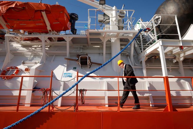 国际能源总署（IEA）表示，受到暖冬影响，欧洲今年冬天看似打赢了能源战争，但必须为明年预作准备。图为液化天然气载运船。（图／路透）