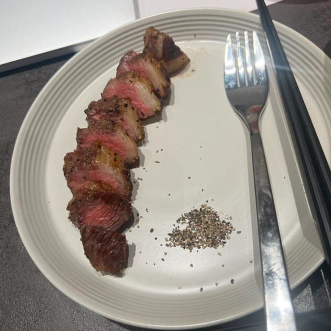 阿滴晒出的牛排照，看起来非常好吃。(图/阿滴 Twitter)