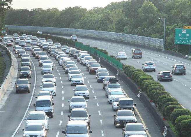 示意图为国道塞车。（资料照）