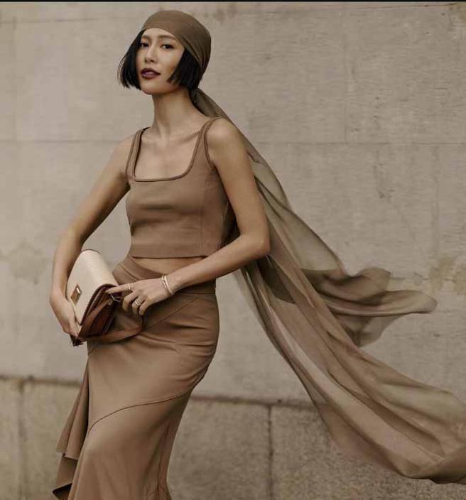 莫莉以驼色两截式套装出席Max Mara大秀。（摘自莫莉 IG） 