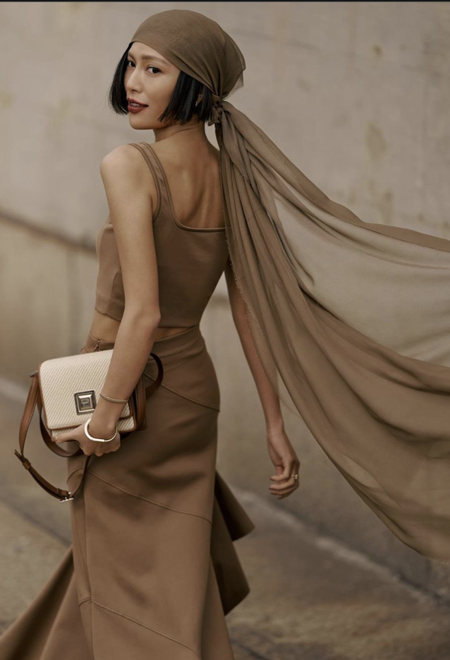 莫莉以驼色两截式套装出席Max Mara大秀。（摘自莫莉 IG）