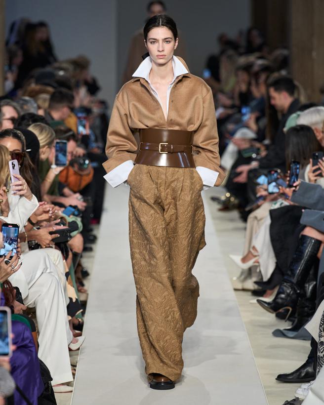 本季服装融入18世纪男女服饰，以现代手法重现。（Max Mara提供）