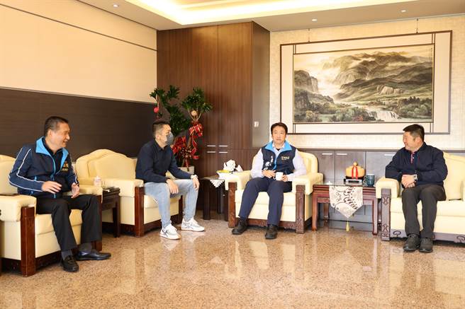 魏嘉贤今偕同代表会主席李振玮（左2）拜会议长张峻。（花莲县议会提供）