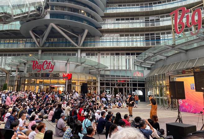 巨城连假活动天天精彩，2月26日起连续3天下午在户外广场将上演国际街艺大赏。（巨城提供／王惠慧新竹传真）