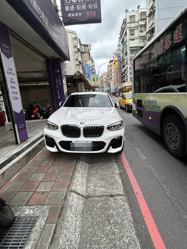 男子在新北市三重区三民街上发现1辆BMW休旅车违停，他走近一看发现前挡玻璃挂着议员助理车辆证，酸爆「怕别人看不到？」。（翻摄自脸书爆怨公社）