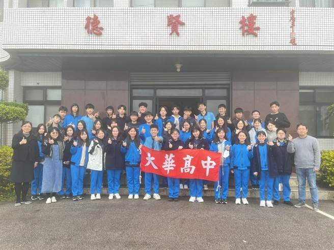 学测成绩公布，桃园市大华中学的学子表现优异，将展开繁星、申请作业。（大华中学提供／蔡明亘桃园传真）