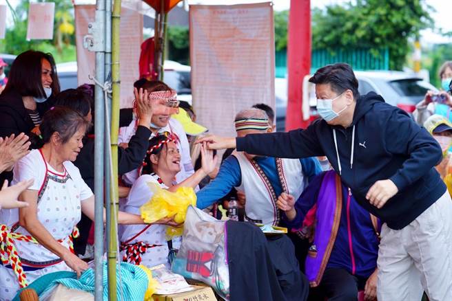 立委傅昆萁关心原乡福利，争取照服员津贴权益。（资料照片）