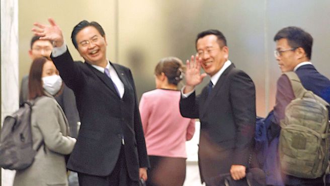 外交部长吴钊燮(左)与国安会秘书长顾立雄(右)前往美国维吉尼亚阿灵顿「美国在台协会」（AIT）总部，出席台美国安会谈。（图／中央社）