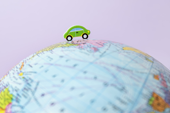 一九八四年，丰田与通用汽车（ＧＭ）展开策略合作，希望能藉此提升在美国的销量。一九八八年，丰田汽车在美国的肯塔基州设立了第一间工厂，为公司未来的全球化打下基础。（图/ EMBA提供）