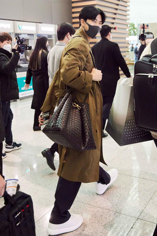 BTS RM现身仁川国际机场引大批粉丝接机换送。（Bottega Veneta提供）