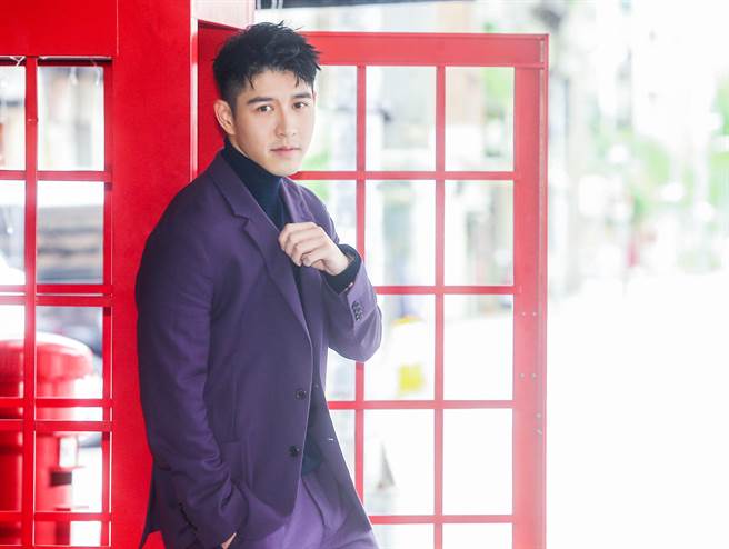 吳岳擎推寫真書，表示對自己屁股最滿意。（粘耿豪攝）