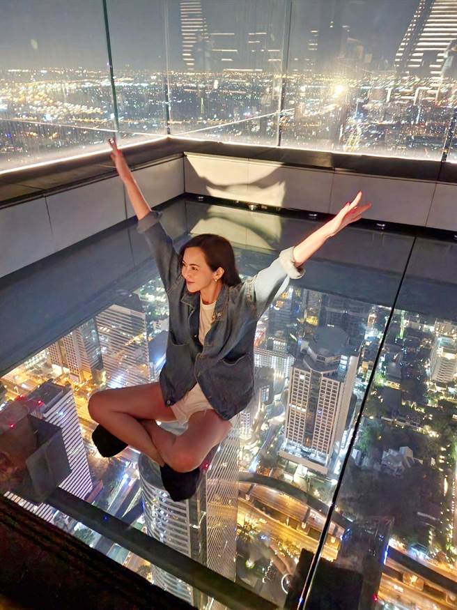 简沛恩刚到泰国曼谷旅游，去知名的Skywalk打卡当网美。（楠轩工作室提供）