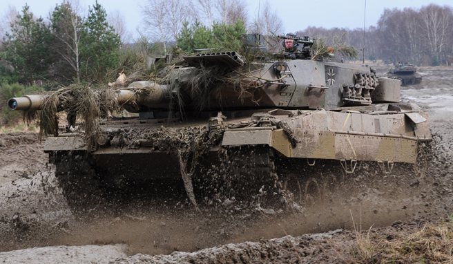 豹2A6坦克是根据巴尔干地区衝突的经验进一步升级的型号，该系统组件经过优化以保护车辆乘员，并已在阿富汗与北约合得到了验证。（Krauss-Maffei Wegmann）