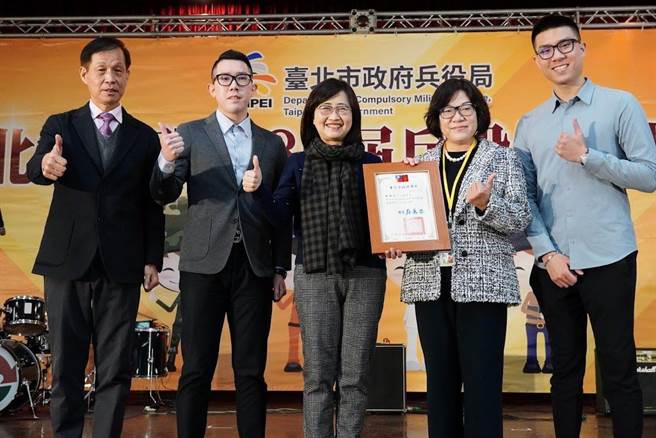 副市長林奕華在台北市第80屆兵役節頒獎典禮表揚模範徵屬。（台北市兵役局提供） 