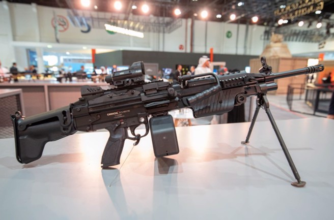 狞猫轻机枪採用5.56×45mm厘米北约口径，是一款弹链供弹的全自动轻机枪（Caracal）