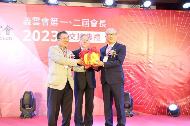 （台湾金控董事长沈荣津(中)监交下，巧新科技董事长黄聪荣(右)，24日从卸任创会长、顺亿关系企业总裁林文村的手中，接下印信，走马上任义云会第二届会长。图／刘朱松）