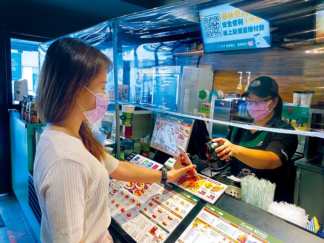 扬秦旗下品牌麦味登门市。图／麦味登提供