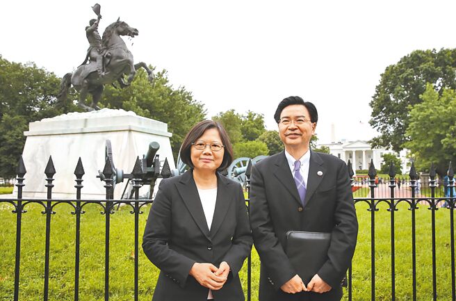 图为2015年，民进党主席蔡英文（左）及当时秘书长吴钊燮（右）在美国华盛顿展开官方拜会。（本报资料照片）