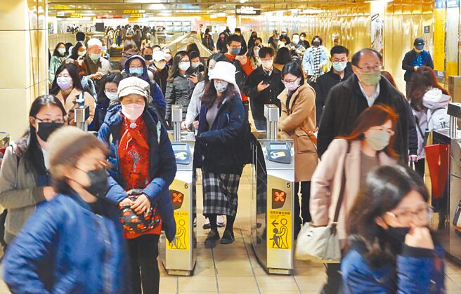 行政院23日拍板通勤月票，北北基桃推动1200元月票吃到饱。图为上下班期间大批通勤人潮进出双北的捷运站。（姚志平摄）