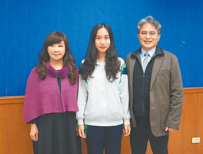 竹北高中学生李宛轩（中）经营社群媒体，3年来累积流量破亿，并顺利录取阳明交大，校长陈瑞荣（右）及辅导老师张明敏（左）表达支持鼓励。（邱立雅摄）