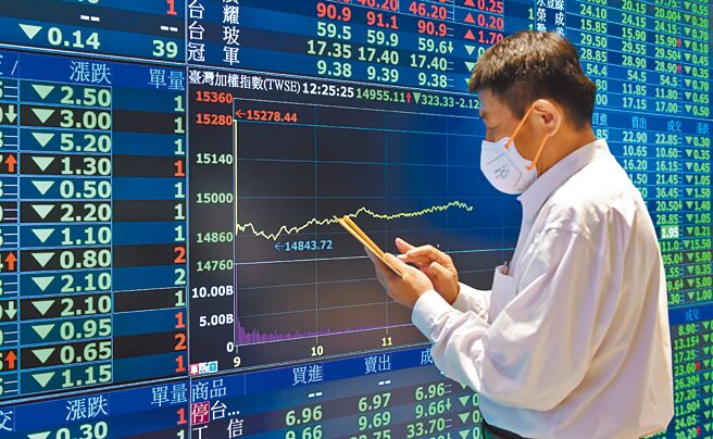 台股表现稳定，金管会昨日一次解除4大有条件限空令。图为民眾观看股市行情。（本报资料照片）