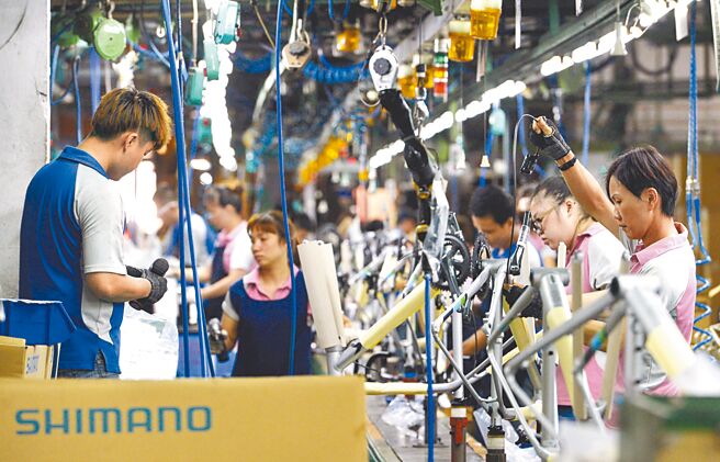 受外需动能减弱、春节工作天数减少两大不利因素夹击，1月工业生产指数大减逾2成，创下近14年最大衰退幅度。图为巨大集团生产线作业情形。（本报资料照片）