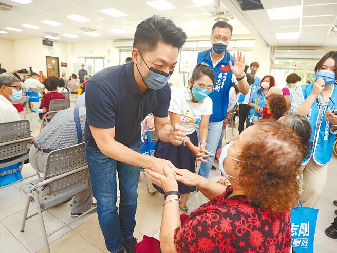 台北市长蒋万安（左）在选前承诺发放65岁以上长者每人1500元重阳敬老礼金，经社会局修改发放标准后通过市政会议，将向议会追加2.3亿元预算。（本报资料照片）