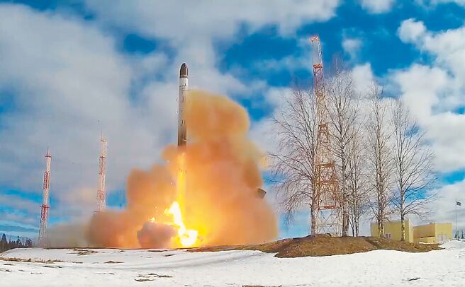 俄罗斯总统普丁于「祖国保卫者日」宣布，今年将首次部署能携带多枚核弹头的「萨尔马特」洲际弹道飞弹，并将继续增强核力量。图为成功试射「萨尔马特」洲际弹道飞弹。（摘自俄罗斯国防部）