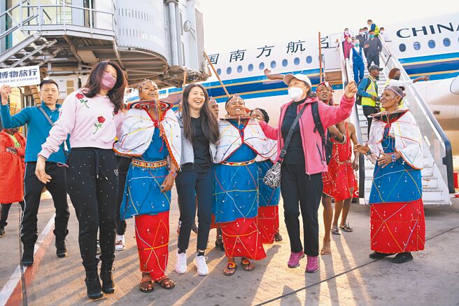 有外媒報導稱中國富裕階層趁著出境遊之便，把數以十億美元計的資金想方設法攜至境外。圖為大陸旅行團至肯亞遊玩。（新華社）