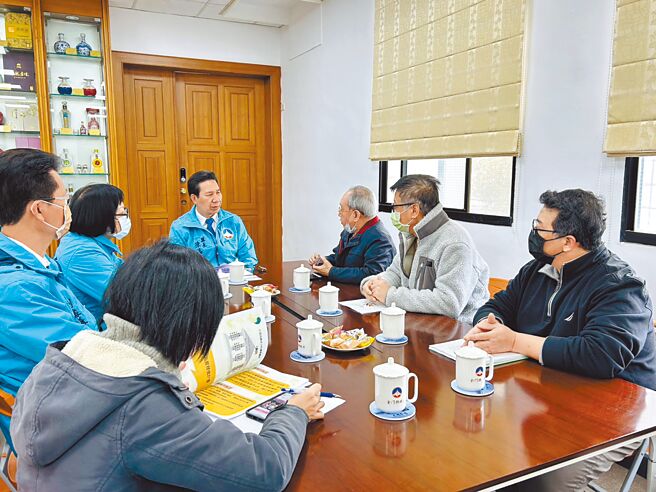 金门县长陈福海（中）与长照机构人员进行交流座谈，盼能整合资源，提升照护服务品质。（金门县政府提供／于家麒金门传真）