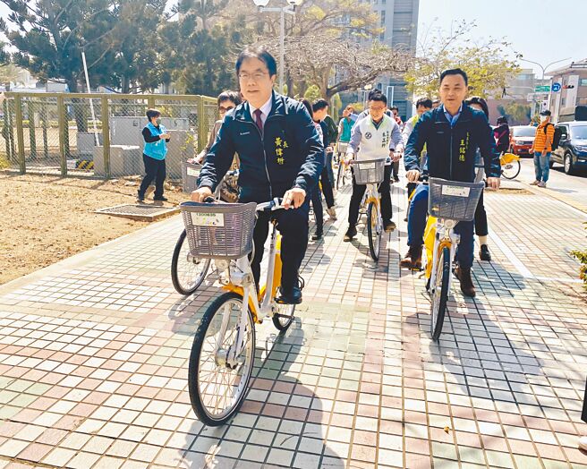 台南YouBike 2.0系統23日啟用，市長黃偉哲（前）試騎一段，頻讚「很好騎」。（曹婷婷攝）