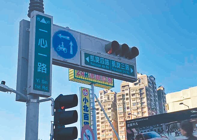 高雄市政府农业局获悉天空有蜜蜂群后，立即派人员到现场查看，但抵达现场后已不见蜂群，认为因2至4月属于分蜂季节，新的蜂王会带着工蜂另找地方迁徙。（高雄市农业局提供／林雅惠传真）